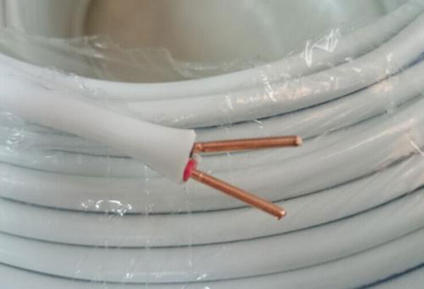 白色線(xiàn)纜